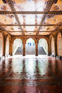 NEW YORK, ABD - 26 Eylül 2018: CENTRAL PARK 'ta Bethesda Terrace. Central Park, Manhattan 'da bir şehir parkı. Turistler için popüler bir yer. New York City, ABD.