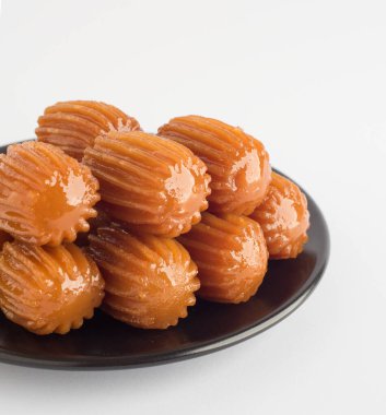 TULUMBA. Geleneksel Türk Tatlısı. Beyaz arkaplanda izole.