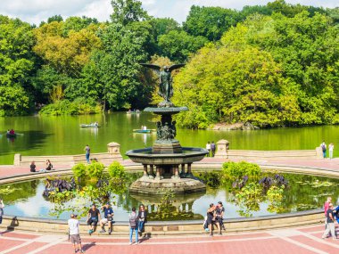 NEW YORK, ABD - 26 Eylül 2018: CENTRAL PARK 'ta Bethesda Terrace. Central Park, Manhattan 'da bir şehir parkı. Turistler için popüler bir yer. New York City, ABD