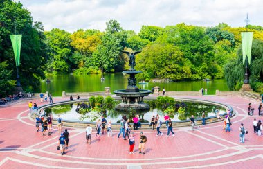 NEW YORK, ABD - 26 Eylül 2018: CENTRAL PARK 'ta Bethesda Terrace. Central Park, Manhattan 'da bir şehir parkı. Turistler için popüler bir yer. New York City, ABD