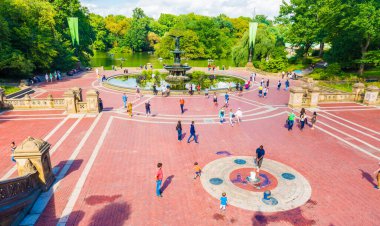 NEW YORK, ABD - 26 Eylül 2018: CENTRAL PARK 'ta Bethesda Terrace. Central Park, Manhattan 'da bir şehir parkı. Turistler için popüler bir yer. New York City, ABD.