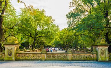 NEW YORK, ABD - 26 Eylül 2018: CENTRAL PARK. Central Park, Manhattan 'da bir şehir parkı. Turistler için popüler bir yer. New York City, ABD.