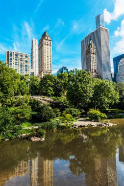 NEW YORK, ABD - 26 Eylül 2018: CENTRAL PARK. Manhattan 'da gökdelenleri olan Central Park manzarası. Turistler için popüler bir yer. New York City, ABD.