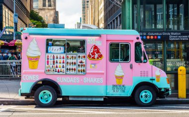 NEW YORK, ABD - 26 Eylül 2018: Pembe ve mavi dondurma kamyonu Manhattan sokaklarında. Koni, dondurma, dondurma ve milkshake satıcısı..