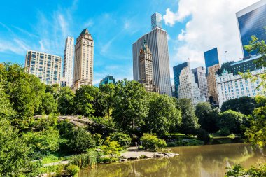 NEW YORK, ABD - 26 Eylül 2018: CENTRAL PARK. Manhattan 'da gökdelenleri olan Central Park manzarası. Turistler için popüler bir yer. New York City, ABD.