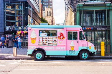 NEW YORK, ABD - 26 Eylül 2018: Pembe ve mavi dondurma kamyonu Manhattan sokaklarında. Koni, dondurma, dondurma ve milkshake satıcısı..
