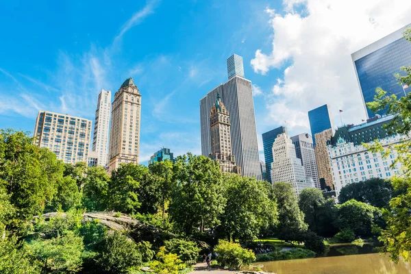 NEW YORK, ABD - 26 Eylül 2018: CENTRAL PARK. Manhattan 'da gökdelenleri olan Central Park manzarası. Turistler için popüler bir yer. New York City, ABD.