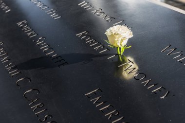 NEW YORK, ABD - 26 Eylül 2018 Dünya Ticaret Merkezi 'nde 9 / 11 Memorial. Ulusal 11 Eylül Anıtı 'nda isimleri olan Rose. Manhattan, New York. ABD