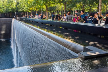 NEW YORK, ABD - 26 Eylül 2018 Dünya Ticaret Merkezi 'nde 9 / 11 Memorial. National September 11 Memorial, Manhattan, New York 'ta. ABD