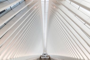 New York, ABD - 26 Eylül 2018: The OCULUS. Yeni Dünya Ticaret Merkezi NYC metro istasyonundaki Oculus Taşımacılık Merkezi. Oculus, ana istasyon iç görünümü.