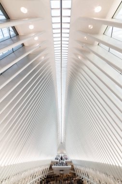 New York, ABD - 26 Eylül 2018: The OCULUS. Yeni Dünya Ticaret Merkezi NYC metro istasyonundaki Oculus Taşımacılık Merkezi. Oculus, ana istasyon iç görünümü..