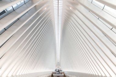 New York, ABD - 26 Eylül 2018: The OCULUS. Yeni Dünya Ticaret Merkezi NYC metro istasyonundaki Oculus Taşımacılık Merkezi. Oculus, ana istasyon iç görünümü..