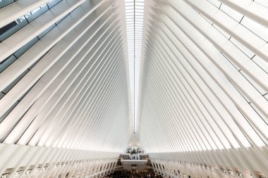 New York, ABD - 26 Eylül 2018: The OCULUS. Yeni Dünya Ticaret Merkezi NYC metro istasyonundaki Oculus Taşımacılık Merkezi. Oculus, ana istasyon iç görünümü..