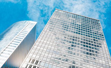 Manhattan 'da bir finans bölgesinde gökdelenler. New York, ABD. Modern gökdelenlerin cam duvarına bakış açısı.