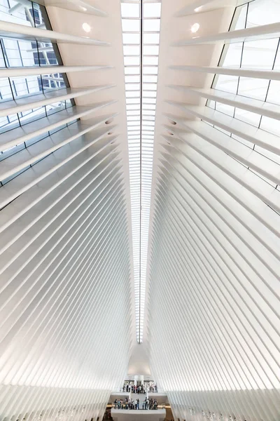 New York, ABD - 26 Eylül 2018: The OCULUS. Yeni Dünya Ticaret Merkezi NYC metro istasyonundaki Oculus Taşımacılık Merkezi. Oculus, ana istasyon iç görünümü..