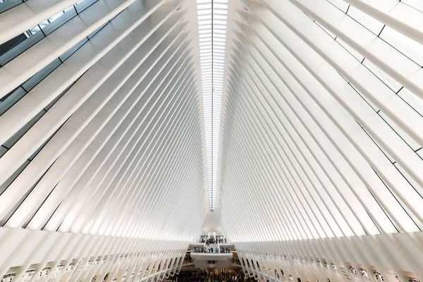 New York, ABD - 26 Eylül 2018: The OCULUS. Yeni Dünya Ticaret Merkezi NYC metro istasyonundaki Oculus Taşımacılık Merkezi. Oculus, ana istasyon iç görünümü..