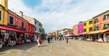 Burano Adaları, Venedik - 25 Eylül 2019 Burano 'da renkli geleneksel evler. Venedik Gölünde Burano Adası, Kuzey İtalya.