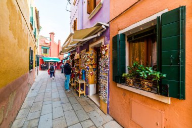 Burano Adaları, Venedik - 25 Eylül 2019 Burano 'da renkli geleneksel evler. Venedik Gölünde Burano Adası, Kuzey İtalya.