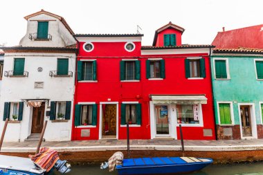 Burano Adaları, Venedik - 25 Eylül 2019 Burano 'da renkli geleneksel evler. Venedik Gölünde Burano Adası, Kuzey İtalya.