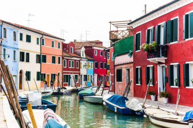 Burano Adaları, Venedik - 25 Eylül 2019 Burano 'da renkli geleneksel evler. Venedik Gölünde Burano Adası, Kuzey İtalya.