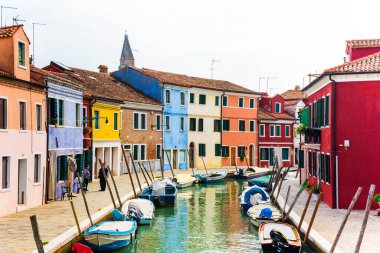 Burano Adaları, Venedik - 25 Eylül 2019 Burano 'da renkli geleneksel evler. Venedik Gölünde Burano Adası, Kuzey İtalya.