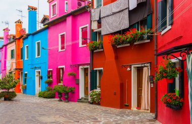 Burano Adası, Venedik, İtalya 'da. Burano 'da renkli geleneksel evler. Venedik Gölünde Burano Adası, Kuzey İtalya.