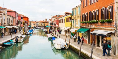 Venedik, İtalya - 25 Eylül 2019: Murano Adası, Venedik, İtalya. Murano 'da renkli geleneksel evler. Kuzey İtalya 'daki Venedik Gölünde Murano Adası.