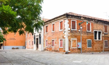 Venedik, İtalya - 25 Eylül 2019: Murano Adası, Venedik, İtalya. Murano 'da renkli geleneksel evler. Kuzey İtalya 'daki Venedik Gölünde Murano Adası.