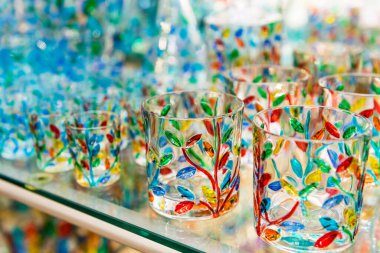 Ünlü Murano Glass. Geleneksel Murano cam figürleri mağazada. MURANO ADASI, VENİS, İTALYA.