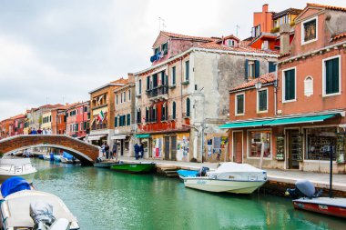 Venedik, İtalya - 25 Eylül 2019: Murano Adası, Venedik, İtalya. Murano 'da renkli geleneksel evler. Kuzey İtalya 'daki Venedik Gölünde Murano Adası.