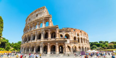 Roma, İtalya - 29 Haziran 2019 Roma, İtalya 'da Colosseum. İnsanlar Roman merkezindeki ünlü Colosseum 'u ziyaret ediyor.