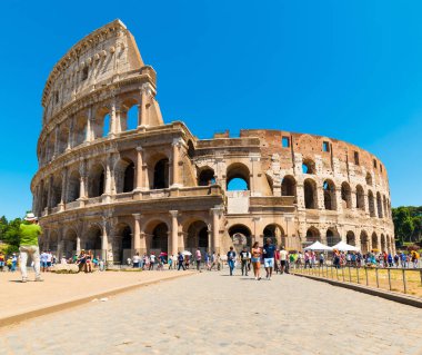 Roma, İtalya - 29 Haziran 2019 Roma, İtalya 'da Colosseum. İnsanlar Roman merkezindeki ünlü Colosseum 'u ziyaret ediyor.