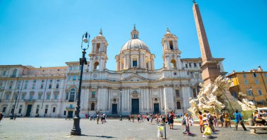 ROME, İtalya - 30 Haziran 2019: Roma, İtalya 'da Navona Meydanı (Piazza Navona). Piazza Navona, Roma ve İtalya 'nın en önemli yerlerinden biridir..