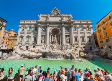 ROME, ITALY - 30 Haziran 2019: Trevi Fountain (Fontana di Trevi), İtalya. Trevi Çeşmesi Roma 'daki en büyük Barok çeşmesidir..