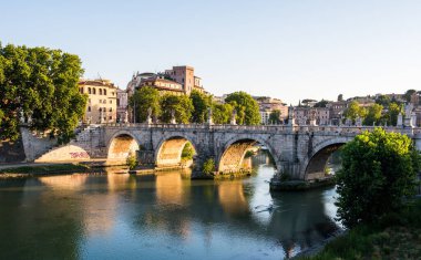 ROME, ITALY - 29 Haziran 2019: Ponte Vittorio Emanuele II (Köprü Kralı 2. Victor Emmanuel), İtalya.