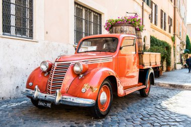 Roma, İtalya - 30 Haziran 2019 Trastevere caddesinde klasik kırmızı pikap. Roma, İtalya.