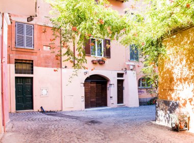 Roma, İtalya 1 Temmuz 2019 'da Trastevere' de eski güzel bir cadde. Roma, İtalya. Trastevere, Roma 'nın güzel eski mahallelerinden biri. Trastevere, Roma 'nın Tiber nehri boyunca romantik bir bölgesidir..