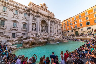 ROME, ITALY - 30 Haziran 2019: Trevi Fountain (Fontana di Trevi), İtalya. Trevi Çeşmesi Roma 'daki en büyük Barok çeşmesidir..