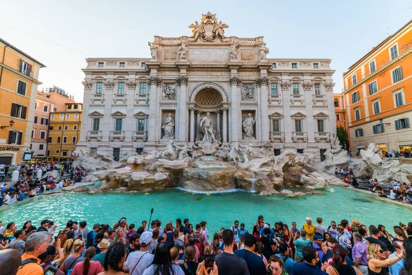 ROME, ITALY - 30 Haziran 2019: Trevi Fountain (Fontana di Trevi), İtalya. Trevi Çeşmesi Roma 'daki en büyük Barok çeşmesidir..