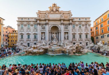 ROME, ITALY - 30 Haziran 2019: Trevi Fountain (Fontana di Trevi), İtalya. Trevi Çeşmesi Roma 'daki en büyük Barok çeşmesidir..