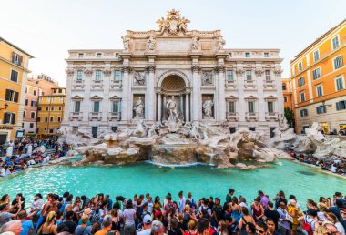 ROME, ITALY - 30 Haziran 2019: Trevi Fountain (Fontana di Trevi), İtalya. Trevi Çeşmesi Roma 'daki en büyük Barok çeşmesidir..