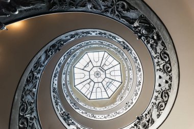 Vatikan 'daki Vatikan Müzesi' ndeki Bramante Merdiveni. Roma, İtalya. Çift sarmal sarmal merdiven ünlü bir seyahat noktasıdır..