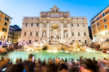 ROME, ITALY - 30 Haziran 2019: Trevi Fountain (Fontana di Trevi) Roma, İtalya 'da gece. Trevi Çeşmesi Roma 'daki en büyük Barok çeşmesidir..