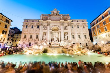 ROME, ITALY - 30 Haziran 2019: Trevi Fountain (Fontana di Trevi) Roma, İtalya 'da gece. Trevi Çeşmesi Roma 'daki en büyük Barok çeşmesidir..