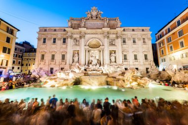 ROME, ITALY - 30 Haziran 2019: Trevi Fountain (Fontana di Trevi) Roma, İtalya 'da gece. Trevi Çeşmesi Roma 'daki en büyük Barok çeşmesidir..