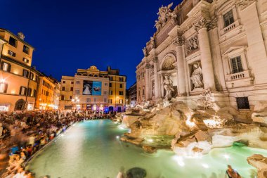 ROME, ITALY - 30 Haziran 2019: Trevi Fountain (Fontana di Trevi) Roma, İtalya 'da gece. Trevi Çeşmesi Roma 'daki en büyük Barok çeşmesidir..