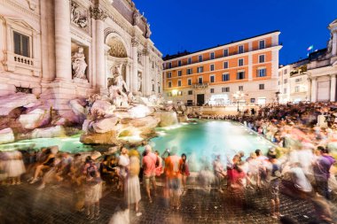 ROME, ITALY - 30 Haziran 2019: Trevi Fountain (Fontana di Trevi) Roma, İtalya 'da gece. Trevi Çeşmesi Roma 'daki en büyük Barok çeşmesidir..