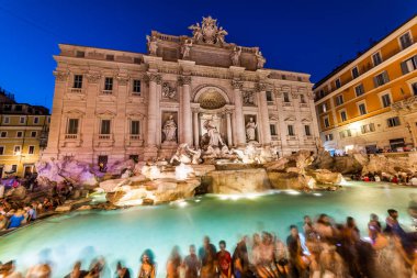 ROME, ITALY - 30 Haziran 2019: Trevi Fountain (Fontana di Trevi) Roma, İtalya 'da gece. Trevi Çeşmesi Roma 'daki en büyük Barok çeşmesidir..
