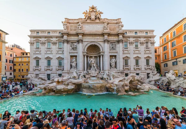 ROME, ITALY - 30 Haziran 2019: Trevi Fountain (Fontana di Trevi), İtalya. Trevi Çeşmesi Roma 'daki en büyük Barok çeşmesidir..