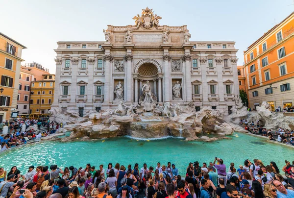 ROME, ITALY - 30 Haziran 2019: Trevi Fountain (Fontana di Trevi), İtalya. Trevi Çeşmesi Roma 'daki en büyük Barok çeşmesidir..